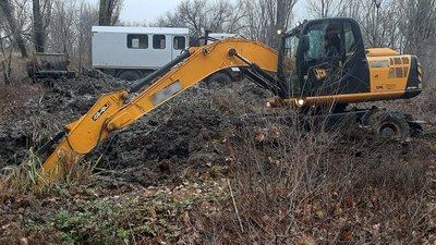 Екскаватор розкопує місце пориву водогону поблизу Гірського Екскаватор розкопує місце пориву водогону поблизу Гірського