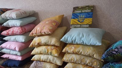 На Житомирщині бабусі пошили півтори тисячі подушок для військових На Житомирщині бабусі пошили півтори тисячі подушок для військових