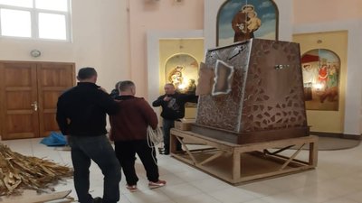 У церкві святого апостола Петра в Тернополі розпочали складати найбільшу в Україні Різдвяну шопку