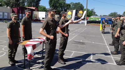 В масках та з дотриманням вимог карантину: як херсонські гвардійці складали військову присягу