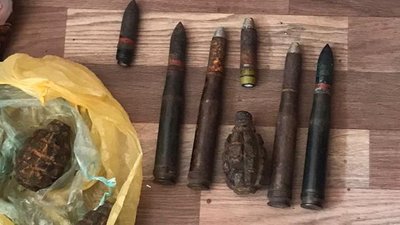 Поліція вилучила у херсонця арсенал різного виду зброї та боєприпасів Поліція вилучила у херсонця арсенал різного виду зброї та боєприпасів