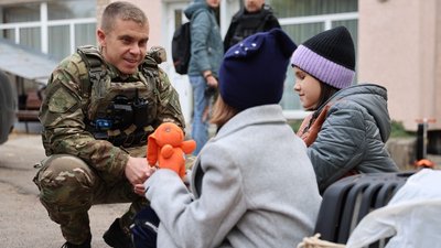 Евакуація, багатодітна родина, Новотроїцьке, правоохоронці, Запоріжжя, діти, люди