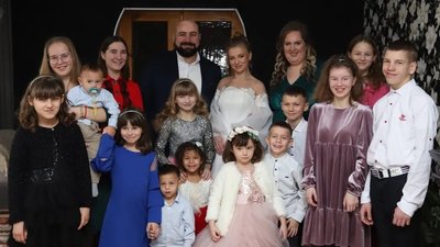 До Дня матері: волинянка Надія Степанюк виховує 17 всиновлених, прийомних та патронатних дітей До Дня матері: волинянка Надія Степанюк виховує 17 всиновлених, прийомних та патронатних дітей