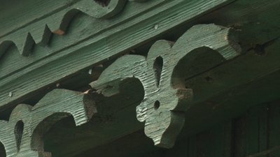 У Чернігові відновлюють дерев'яне мереживо на фасаді 100-річної садиби У Чернігові відновлюють дерев'яне мереживо на фасаді 100-річної садиби