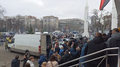Черги біля координаційного центру у Дніпрі: дніпряни записуються у тероборону Черги біля координаційного центру у Дніпрі: дніпряни записуються у тероборону