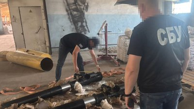 Фахівці СБУ оглядають стволи до артустановки