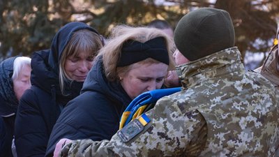 В Ужгороді попрощалися із полеглим захисником Олександром Донцем В Ужгороді попрощалися із полеглим захисником Олександром Донцем