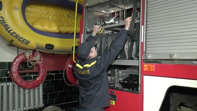 Рятувальник Володимир Валуйко перевіряє комплектацію автомобіля Рятувальник Володимир Валуйко перевіряє комплектацію автомобіля