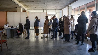 У Чернівцях біля пункту вакцинації утворилась черга з понад 50 людей У Чернівцях біля пункту вакцинації утворилась черга з понад 50 людей