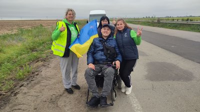Від Миколаєва до Херсона. Миколаївець на візку подолав відстань, аби допомогти ЗСУ Від Миколаєва до Херсона. Миколаївець на візку подолав відстань, аби допомогти ЗСУ