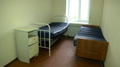 На Херсонщині жінці, яка 3 роки прожила на залізничному вокзалі, дали кімнату в соціальному центрі