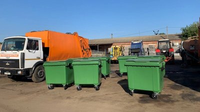 У Луцьку розпочали оновлювати сміттєві контейнери У Луцьку розпочали оновлювати сміттєві контейнери