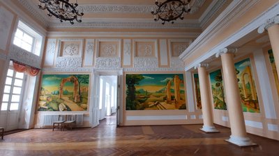 На фото одна із зал палацу Орловських.