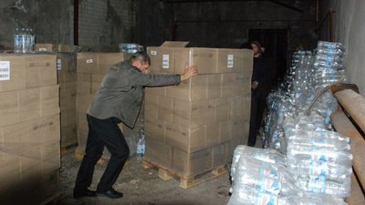 Олія, вода, консерви, тушкованка. Дніпро передав гуманітарну допомогу Херсону