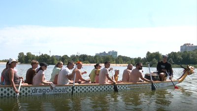 Плавали на "Драконі", щоб зібрати гроші на ЗСУ: у Черкасах відбулося доброчинне тренування Плавали на "Драконі", щоб зібрати гроші на ЗСУ: у Черкасах відбулося доброчинне тренування