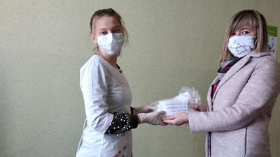 На Херсонщині чиновники шиють маски для населення На Херсонщині чиновники шиють маски для населення