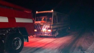 На Уманщині автобус з людьми застряг у сніговому заметі