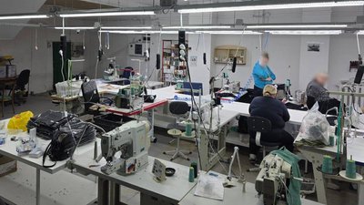 Цех із пошиття одягу під виглядом брендів
