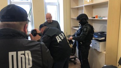 ДБР підозрює працівника фіскальної служби Харківщини в одержанні хабара ДБР підозрює працівника фіскальної служби Харківщини в одержанні хабара