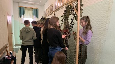 Тернопільські студенти виготовили для військових маскувальні сітки Тернопільські студенти виготовили для військових маскувальні сітки