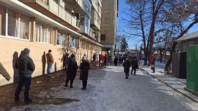 У Чернівцях утворились черга для здачі ПЛР-тесту. Пояснюємо, чому так сталося