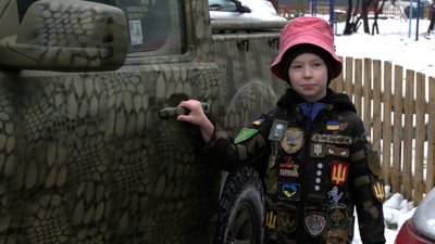 "Хочу допомогти армії", — 8-річний чернігівець Сергій Мороз передав машину для ОК "Північ" "Хочу допомогти армії", — 8-річний чернігівець Сергій Мороз передав машину для ОК "Північ"