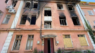 Попіл під ногами. Мешканці пошкодженого обстрілами будинку розчищають оселі Попіл під ногами. Мешканці пошкодженого обстрілами будинку розчищають оселі