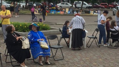 Зустрічі з митцями та забавлянки: в Черкасах провели акцію "Бібліокафе на Хрещатику" Зустрічі з митцями та забавлянки: в Черкасах провели акцію "Бібліокафе на Хрещатику"