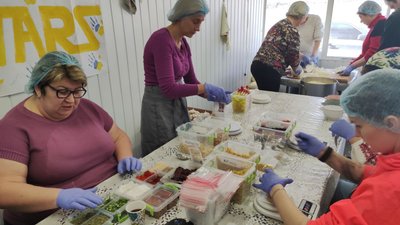 Волонтерки Дніпропетровщини готують сухі борщі та супи для бійців на передовій