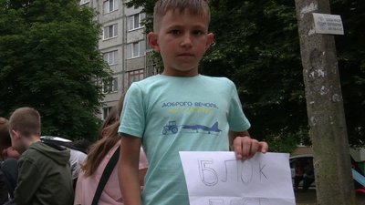 "Ми хочемо, щоб Україна виграла": у Рівному діти облаштували блокпост та збирають гроші на генератор "Ми хочемо, щоб Україна виграла": у Рівному діти облаштували блокпост та збирають гроші на генератор