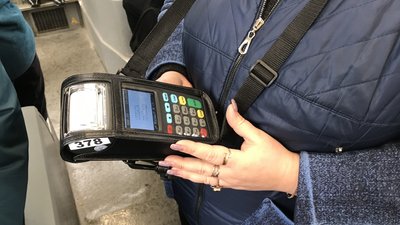 У громадському транспорті Полтави можна розрахуватися лише карткою одного банку