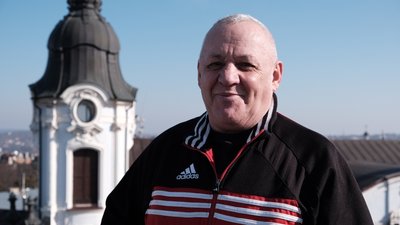 "Хотів мати щось особливе". Як чернівчанин облаштував на даху будинку оглядовий майданчик "Хотів мати щось особливе". Як чернівчанин облаштував на даху будинку оглядовий майданчик