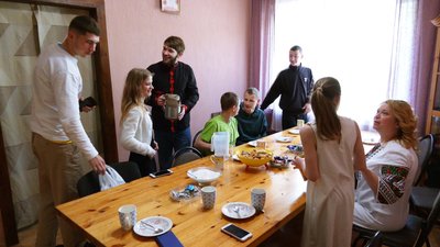 "Ніколи не роблю з дітей правильних": Суспільне поспілкувалося із матір'ю, яка виховує сімнадцятьох дітей "Ніколи не роблю з дітей правильних": Суспільне поспілкувалося із матір'ю, яка виховує сімнадцятьох дітей
