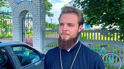 Священник УПЦ забрав ключі від храму: у Линовиці частина людей переходить в ПЦУ і молиться надворі