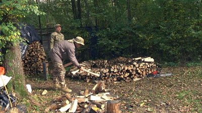 Облаштовують бліндажі та рубають дрова: волинські тероборонівці готуються до зими Облаштовують бліндажі та рубають дрова: волинські тероборонівці готуються до зими