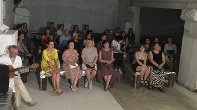 Мистецтво в укритті: в Черкасах поезією та музикою збирали кошти на ЗСУ