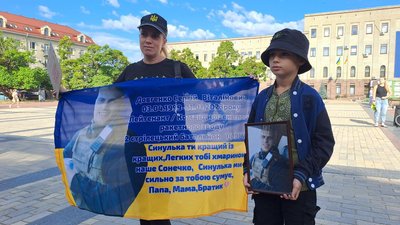Вшанування пам'яті загиблих на війні. У Кропивницькому щоранку зупинятимуть рух центральною вулицею Вшанування пам'яті загиблих на війні. У Кропивницькому щоранку зупинятимуть рух центральною вулицею