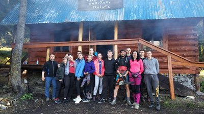 Волонтери та туристи у Карпатах відновили будинок-прихисток Волонтери та туристи у Карпатах відновили будинок-прихисток