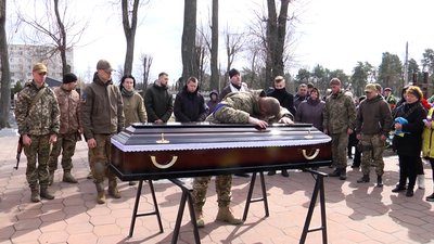 У Житомирі попрощалися з двома десантниками – Артемом Пастовенським і Максимом Богдановичем У Житомирі попрощалися з двома десантниками – Артемом Пастовенським і Максимом Богдановичем