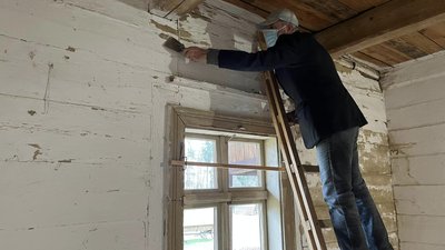 У Шевченківському гаю реставрують дерев’яну школу кінця XIX століття із Самбірщини У Шевченківському гаю реставрують дерев’яну школу кінця XIX століття із Самбірщини