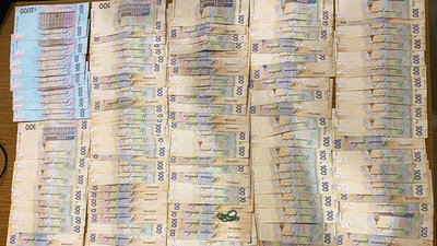 У Дніпрі затримали чоловіка за спробу підкупу поліцейського У Дніпрі затримали чоловіка за спробу підкупу поліцейського