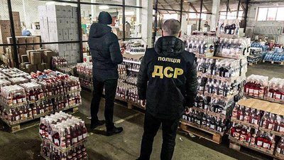 Обшук у Рівному: поліція виявила десятки тисяч пляшок підробного алкоголю