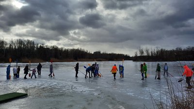 Замість ключок – весла. Дніпровські каякери вигадали нову гру "Весло-хокей" Замість ключок – весла. Дніпровські каякери вигадали нову гру "Весло-хокей"