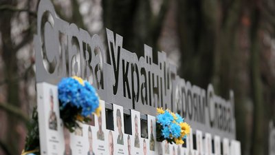 Алея пам'яті: у Запоріжжі встановили нові стенди з фото загиблих бійців