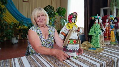 Понад 10 років пенсіонерка з Волині виготовляє ляльки-мотанки для допомоги війську — Олена Філіпчук Понад 10 років пенсіонерка з Волині виготовляє ляльки-мотанки для допомоги війську — Олена Філіпчук