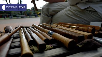 Майструє сопілки — сумський майстер Віталій Янов Майструє сопілки — сумський майстер Віталій Янов
