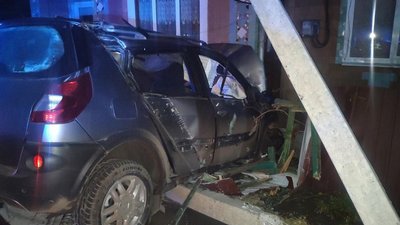 Відволікся в телефон: на Рівненщині водій збив стовп та влетів у паркан хати Відволікся в телефон: на Рівненщині водій збив стовп та влетів у паркан хати