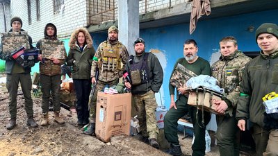 Вінничани збирають гумвантаж на Донецький напрямок Вінничани збирають гумвантаж на Донецький напрямок