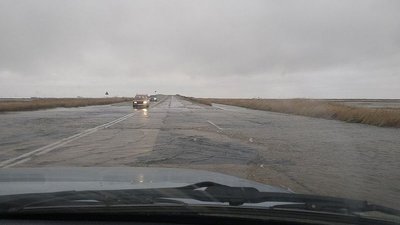 На Херсонщині через сильний вітер затопило дорогу до Арабатської Стрілки (ФОТО) На Херсонщині через сильний вітер затопило дорогу до Арабатської Стрілки (ФОТО)