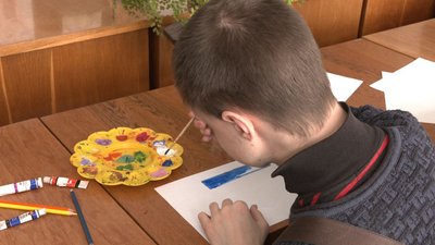 Підтримка малюнком: у Черкасах молодь з інвалідністю готує листівки військовим Підтримка малюнком: у Черкасах молодь з інвалідністю готує листівки військовим